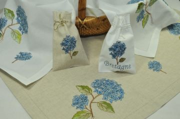 Sachet brodé 12x19 hortencia bleue lin 